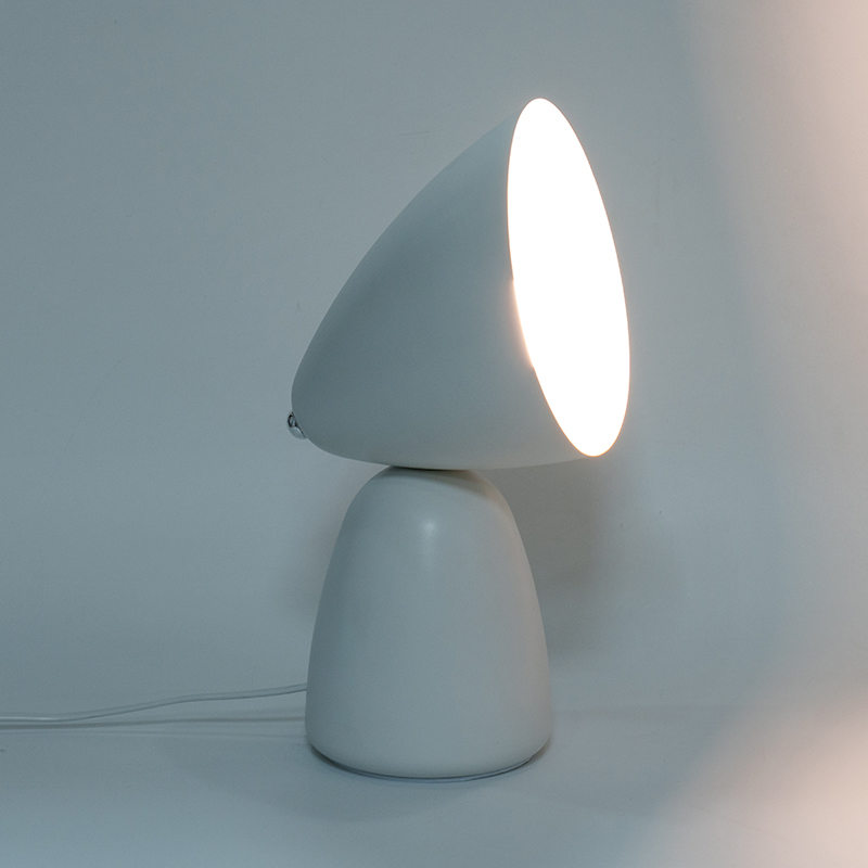 Simple retro metal table lamp