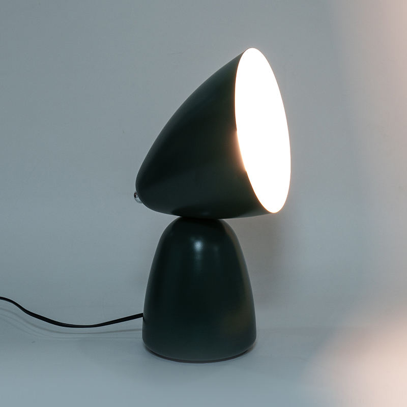 Simple retro metal table lamp